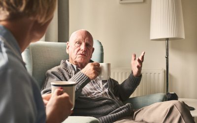 Opieka nad osobami starszymi w domu czy w domu opieki – co wybrać?