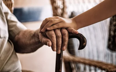 Jakie są objawy i jak leczyć osteoporozę u osób starszych?