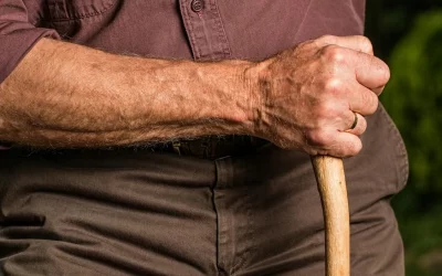 Jak sobie radzić z bólem kolan u starszej osoby?